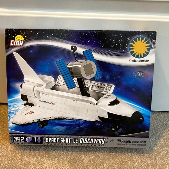 Brand new Smithsonian space shuttle discovery set - Picture 1 of 2